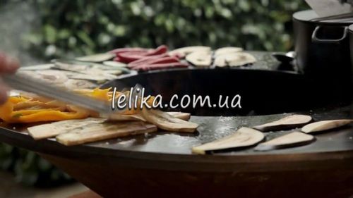 Круглий мангал барбекю гриль з плоским жарочним диском на тумбі