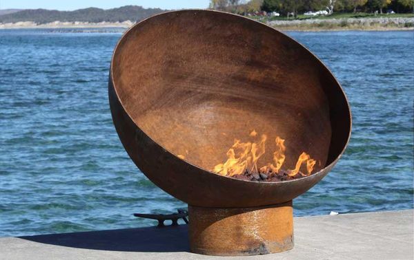 Сферична декоранивна куля на круглій підставці для вогню